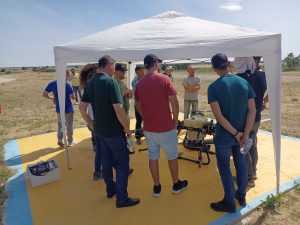 Instructor explicando normativa de drones agrícolas durante el curso