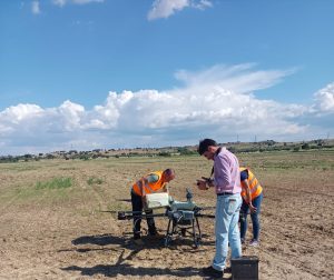 Práctica de mantenimiento de drones en curso para aplicadores de fitosanitarios