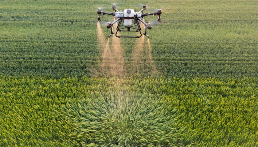 5 drones para fumigar cultivos que eliminarán las plagas