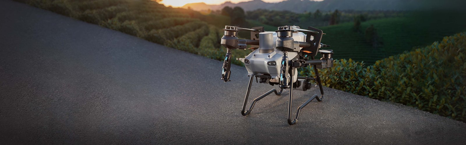 Dron agrícola DJI Agras T25 con los brazos plegándose, mostrando su diseño compacto