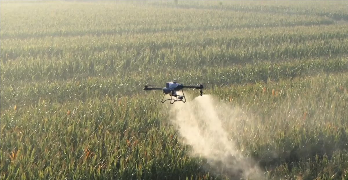 Dron agrícola DJI Agras T25 pulverizando un cultivo de cereal