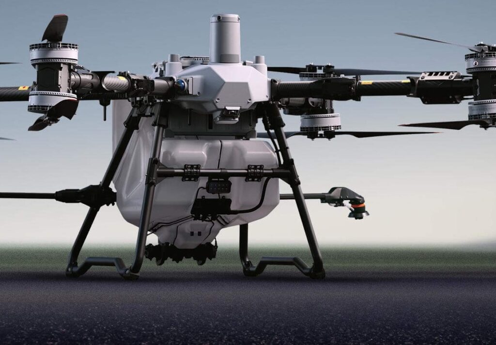 Detalle del depósito de pulverización, el tren de aterrizaje y las boquillas del DJI Agras T100