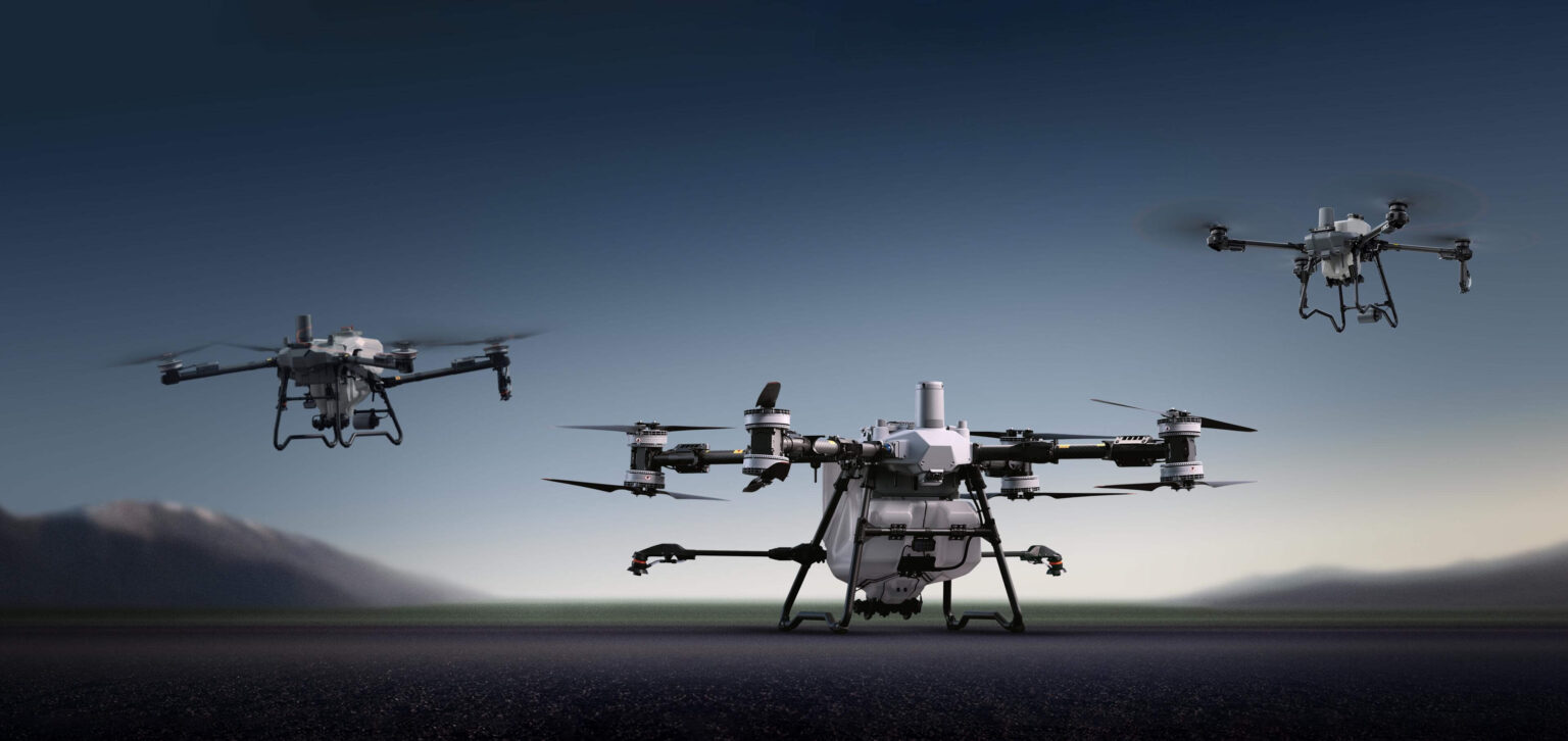 El DJI Agras T100 en el centro, junto al T70P y el T25P