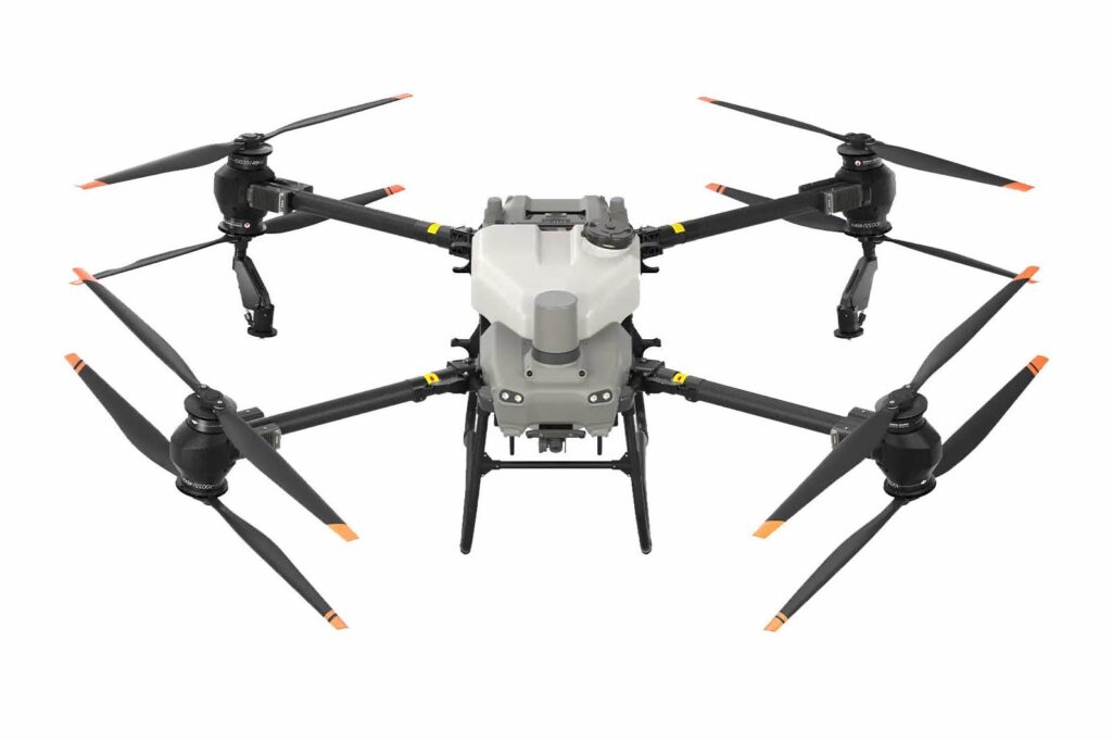 Dron agrícola DJI Agras T50 con los seis brazos desplegados y el depósito de 40 litros