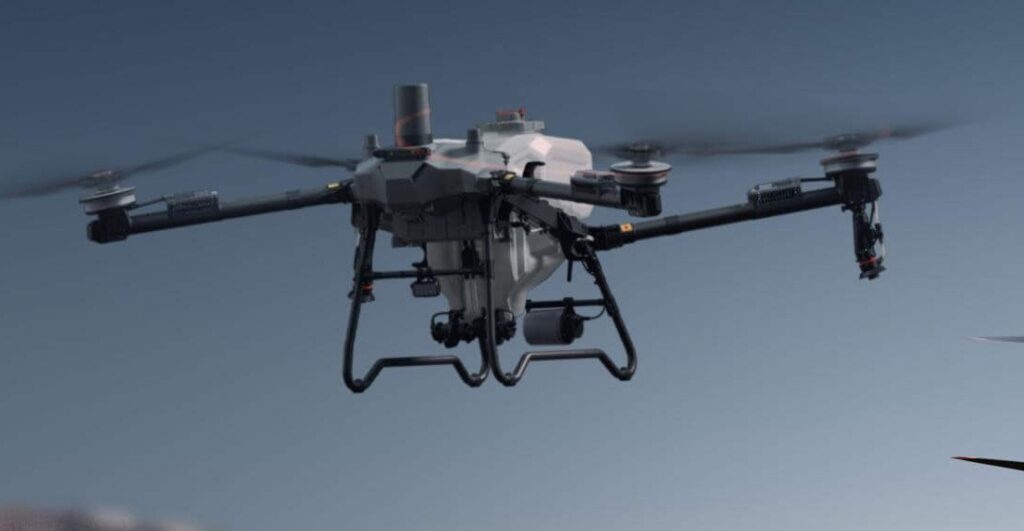 DJI Agras T70P en vuelo sobre el campo